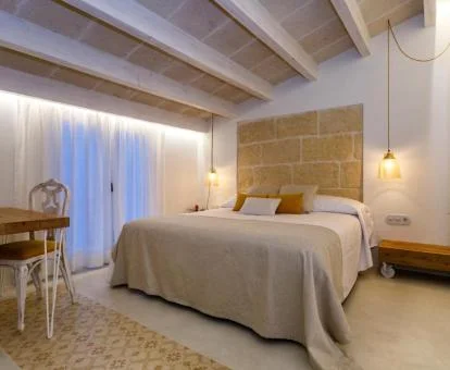 Una de las acogedoras habitaciones con encanto de este hotel solo para adultos.