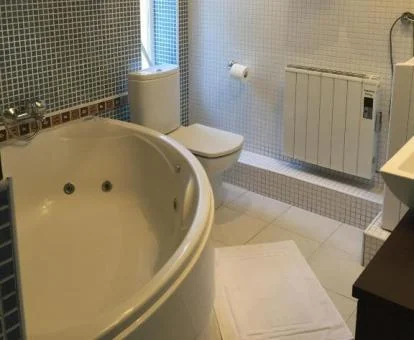 Amplio jacuzzi privado de este acogedor apartamento estudio.