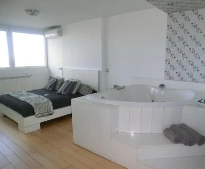 Dormitorio de una de las maravillosas habitaciones con jacuzzi privado de este establecimiento.