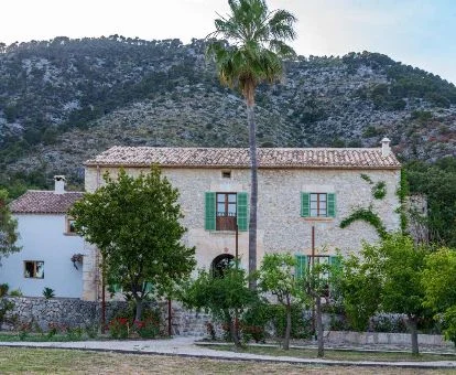 Acogedor agroturismos a los pies de las montañas en un entorno tranquilo para descansar.