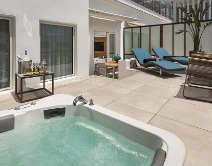 Foto jacuzzi que puedes disfrutar en la terraza de la suite con bañera de hidromasaje del Melia Reina Victoria y que es ideal para las noches de verano o para los días soleados que quieras disfrutar con tu pareja.