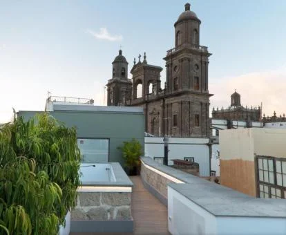 Terraza en la azotea de este hotel romántico con vistas a la catedral.