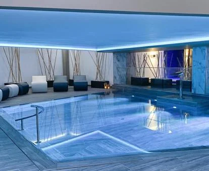 Piscina cubierta con zona de relajación del spa del hotel.