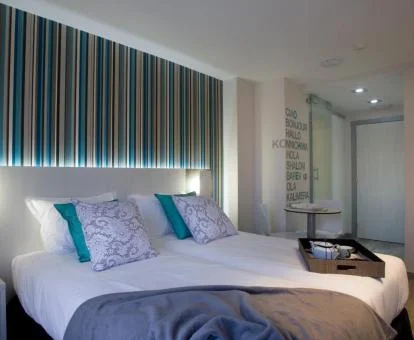Una de las modernas y luminosas habitaciones dobles del hotel.