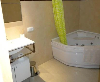 Amplio jacuzzi privado en el baño de la suite de este establecimiento.
