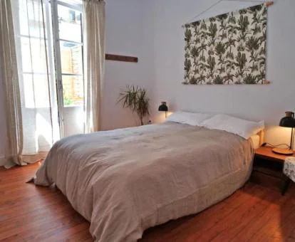 Una de las habitaciones con encanto de este hotel solo para adultos ideal para surfistas.