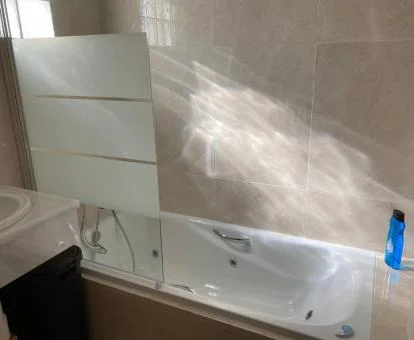 Bañera de hidromasaje en el baño de este apartamento de tres dormitorios.