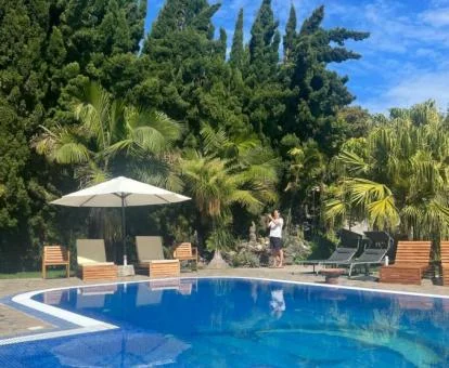 Hermosa zona exterior con piscina rodeada de vegetación de este alojamiento rural.