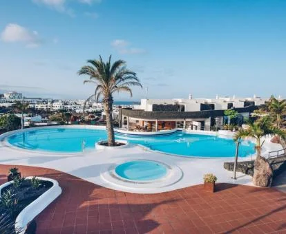 Amplia piscina exterior de este hermoso hotel boutique.