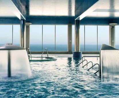 Fabulosa piscina con hidroterapia y vistas al mar del spa del hotel.