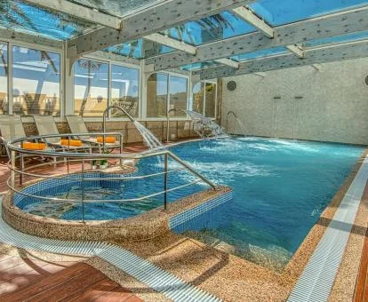 Fabulosa piscina de hidroterapia con techo de cristal del spa del hotel.