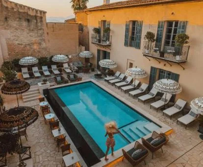 Coqueto hotel rural con terraza solarium y piscina exterior.