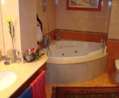 Baño con gran bañera de hidromasaje privada del apartamento.