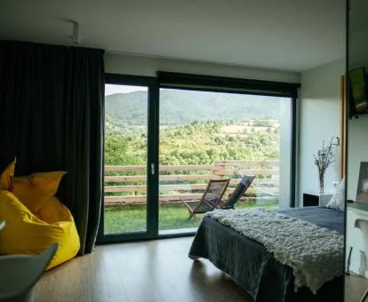 Una de las hermosas habitaciones con terraza privada y vistas al campo que rodea el hotel.