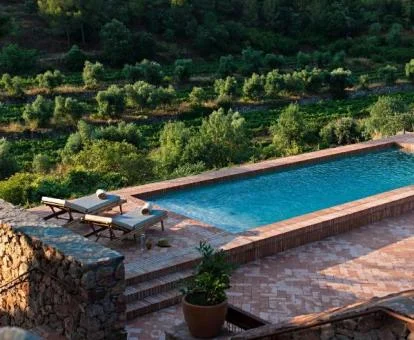 Piscina con bonitas vistas a la naturaleza de este hotel romántico.