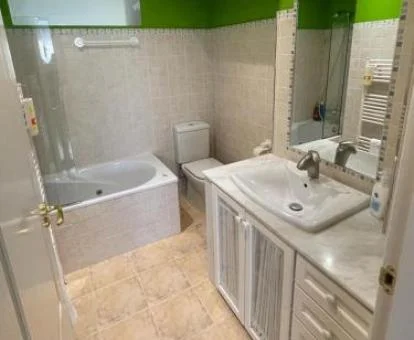 Baño con bañera de hidromasaje privada de este apartamento independiente.