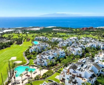 Vista aérea de este impresionante hotel con piscinas en un campo de golf.