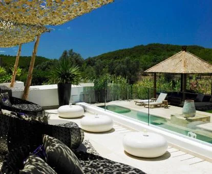 Agradable zona exterior con piscina y mobiliario de este hotel boutique rural.