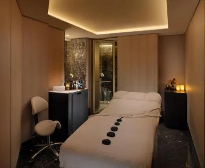 Elegante sala para masajes y tratamientos del centro de spa del hotel.