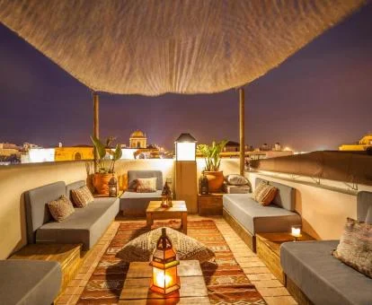 Terraza con vistas a la ciudad de este precioso hotel de estilo marroquí.