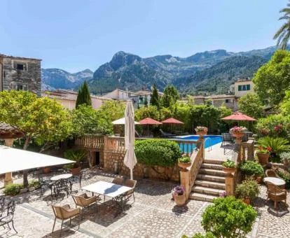 Preciosa zona exterior con bellos jardines y piscina de este hotel solo para adultos.