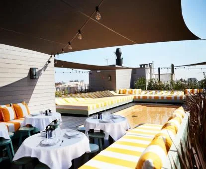 Terraza con mobiliario exterior y techos en la azotea del hotel.