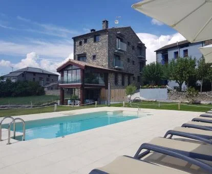 Acogedor hotel boutique con amplia zona exterior con piscina y solarium rodeada de naturaleza.