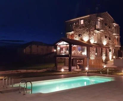 Precioso hotel rural con piscina exterior.