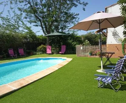 Agradable zona exterior con piscina de este establecimiento.