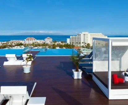Fabulosa terraza solarium con piscinas y espectaculares vistas de este hotel romántico.