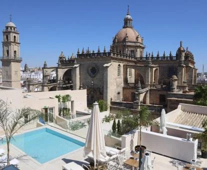 Amplia terraza con mobilirio, piscina y vistas de este hermoso hotel boutique.