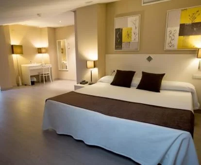 Una de las amplias habitaciones de un moderno estilo acogedor de este hotel boutique.