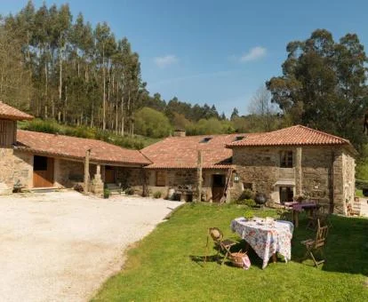 Edificio de este establecimiento rural con zona exterior y mobiliario.