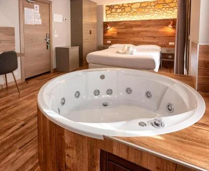 Una de las modernas habitaciones con jacuzzi privado de este hotel con encanto.
