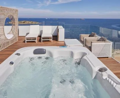 Terraza con jacuzzi y vistas al mar de este precioso hotel de playa.