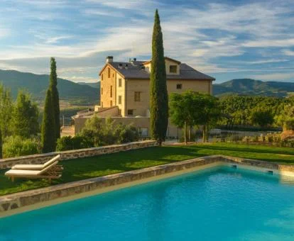 Precioso hotel rural con piscina rodeado de naturaleza.