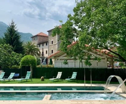 Hotel rural con jardines y piscinas exteriores ideal para recargar las pilas.