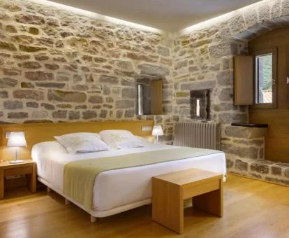 Una de las hermosas habitaciones dobles con paredes de piedra a la vista de este hotel boutique.