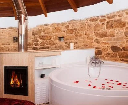 Fabulosa bañera de hidromasaje privada del apartamento deluxe de este establecimiento.
