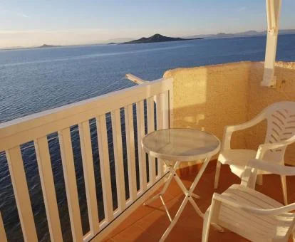 Terraza amueblada con vistas al mar de este hotel romántico.