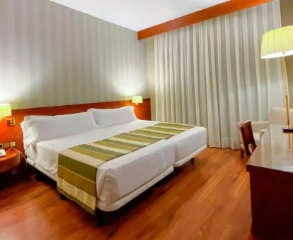 Una de las amplias habitaciones de estilo moderno de este hotel.