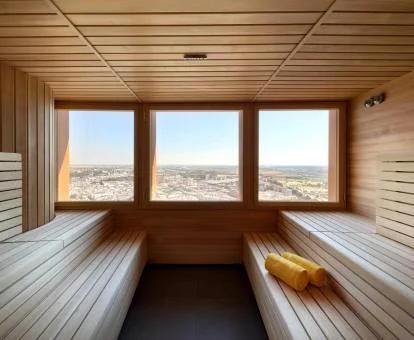 Sauna con preciosas vistas al exterior del spa del hotel.