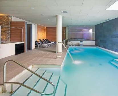 Gran piscina cubierta con hidroterapia del spa del hotel.