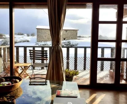 Salón con amplios ventanales y vistas de esta casa independiente.