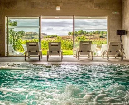 Zona de aguas del spa del hotel con vistas al exterior.
