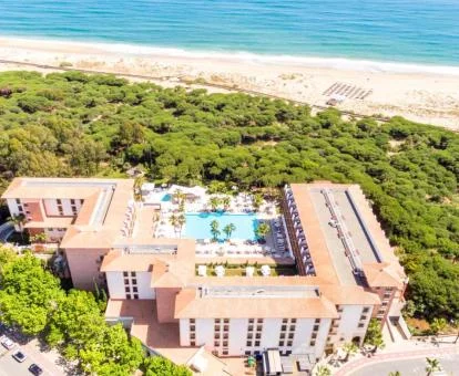 Edificio de este hotel solo para adultos rodeado de naturaleza y en primera línea de mar, visto desde arriba.