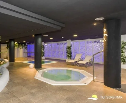 Zona de aguas del centro de bienestar del hotel.