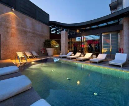 Coqueta piscina en la azotea de este hotel con encanto en el centro de Madrid. 