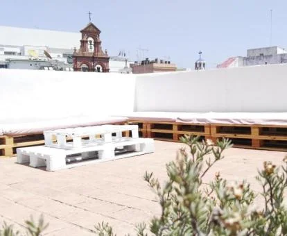 Terraza con mobiliario y vistas a la ciudad de este hotel solo para adultos.