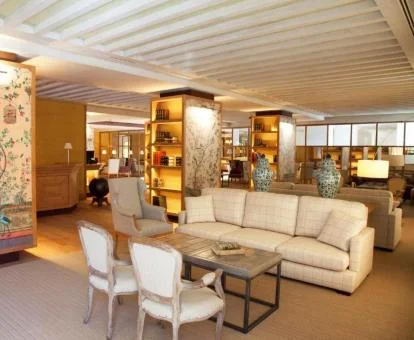 Salón común con elegantes espacios para descansar de este hotel boutique.